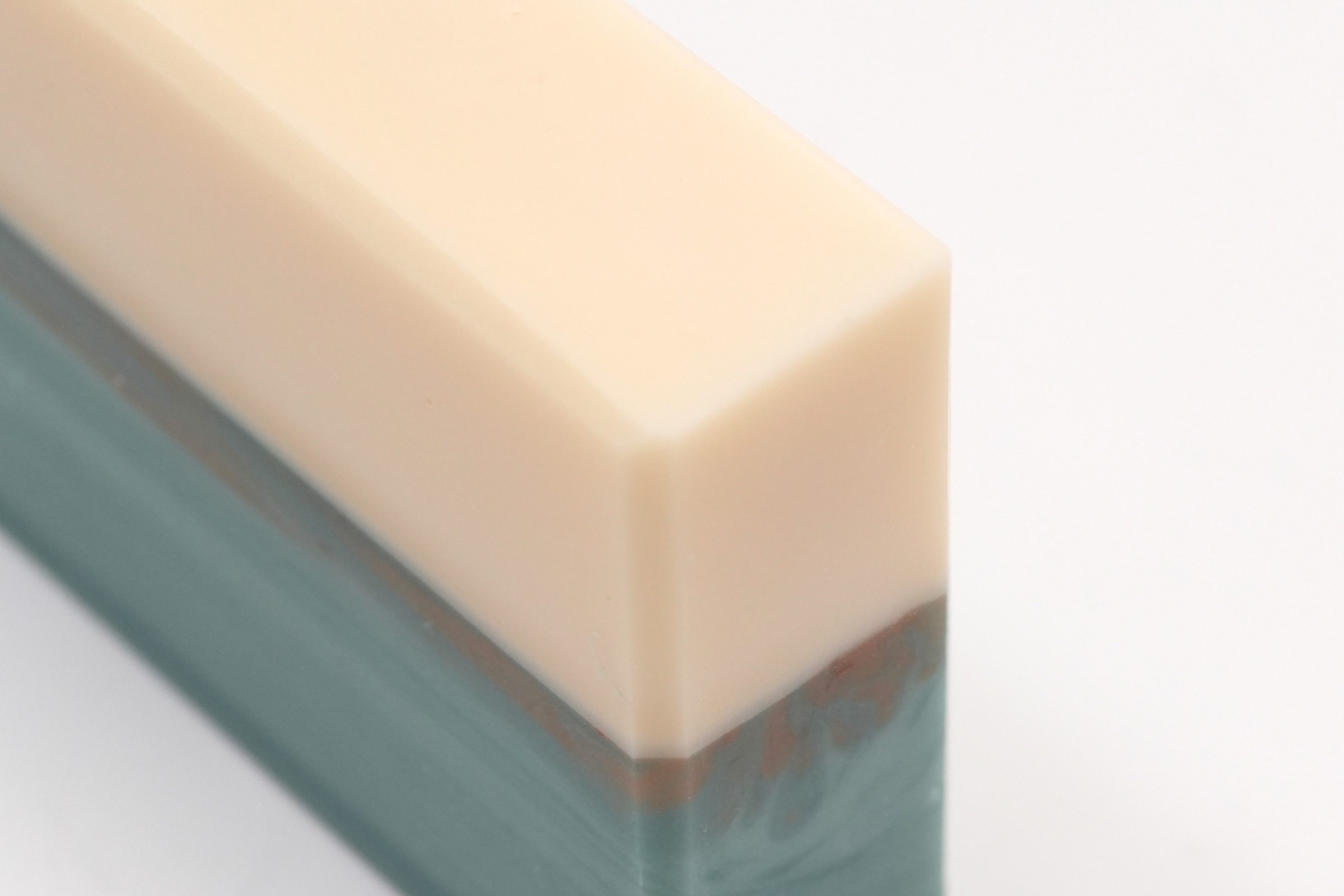 newme バーソープの角の寄り。クリーム色と青緑の2層